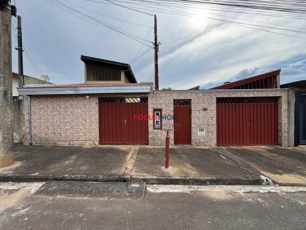 Excelente oportunidade duas casas independentes, ideal para investidores.