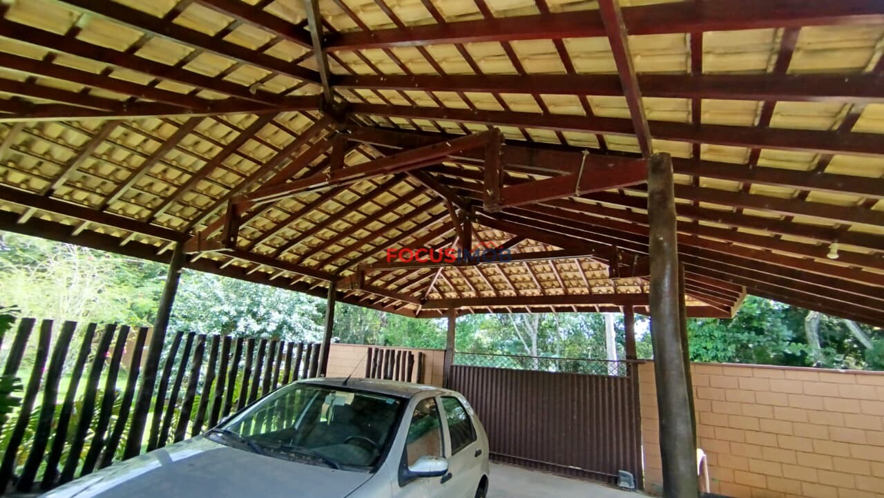 Chácara escriturada de 2.000m2 com casa ampla em condomínio fechado