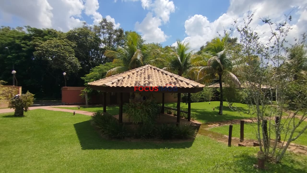 Chácara escriturada de 2.000m2 com casa ampla em condomínio fechado