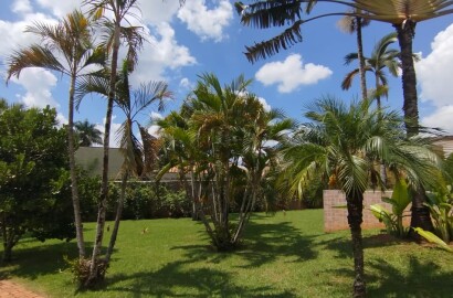 Chácara escriturada de 2.000m2 com casa ampla em condomínio fechado