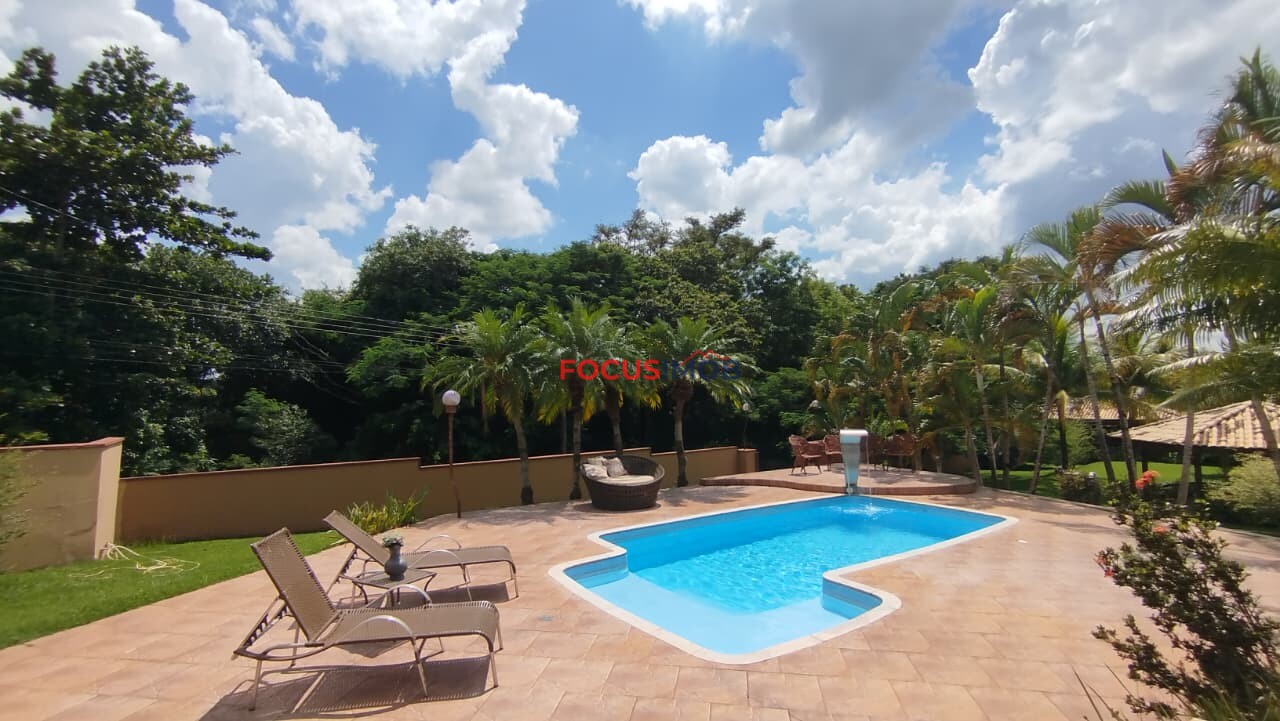 Chácara escriturada de 2.000m2 com casa ampla em condomínio fechado