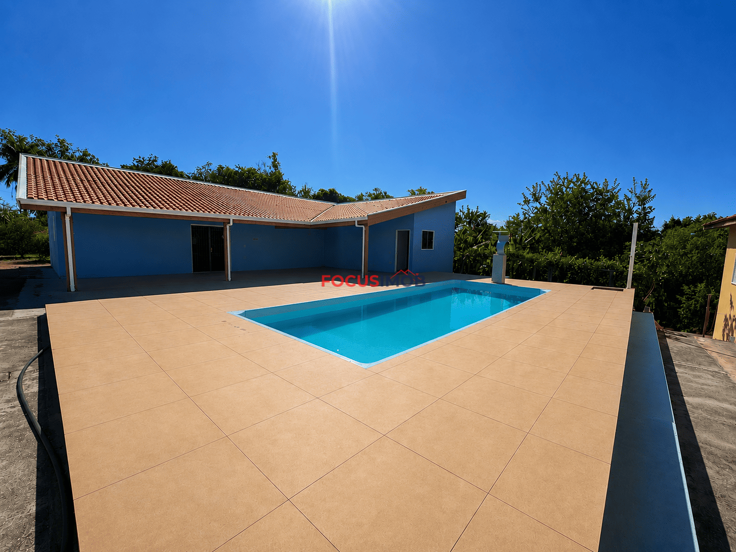 Chácara Completa com 2.000 m², Casas, Piscina e Energia Solar – Porteira Fechada