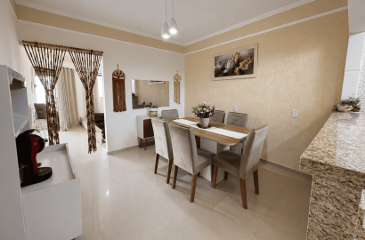 Casa à Venda com 3 Dormitórios, Suíte, Churrasqueira e Ponto Comercial