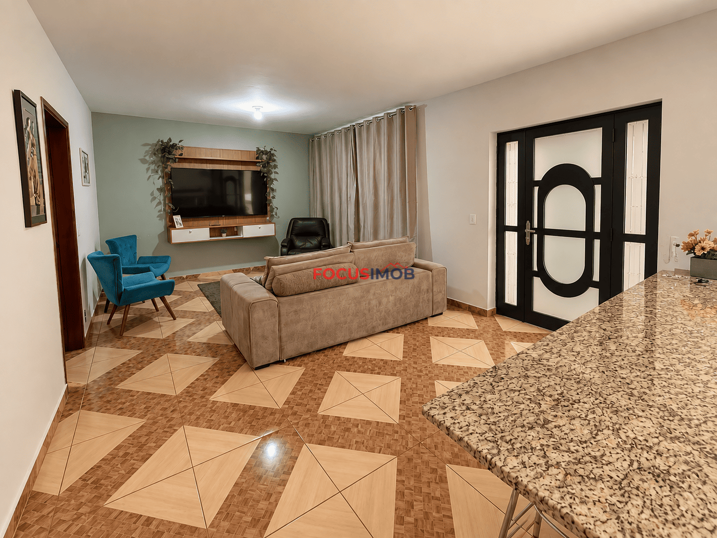 Casa com 3 Quartos, Closet e Garagem para 3 Carros – Jardim Itacolomy