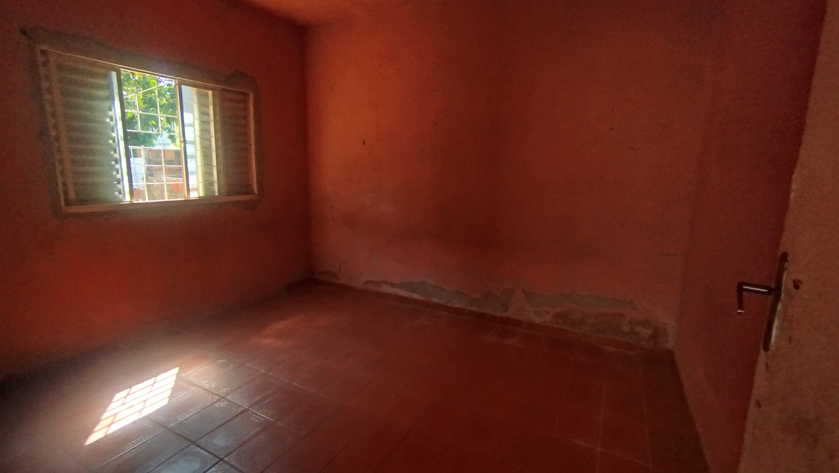 Terreno com casa antiga para reforma ou demolição em rua principal do Jd Novo II