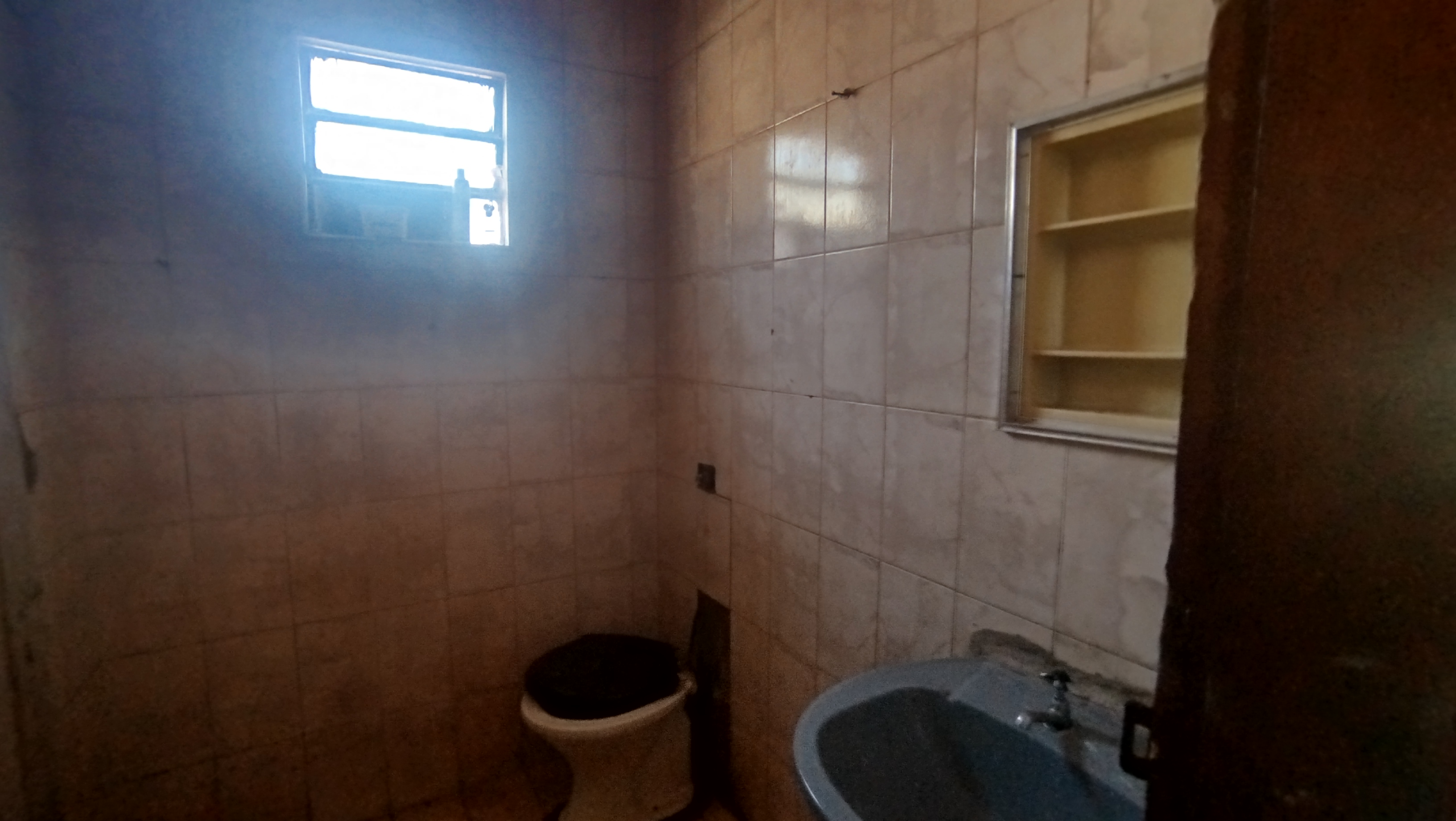 Terreno com casa antiga para reforma ou demolição em rua principal do Jd Novo II