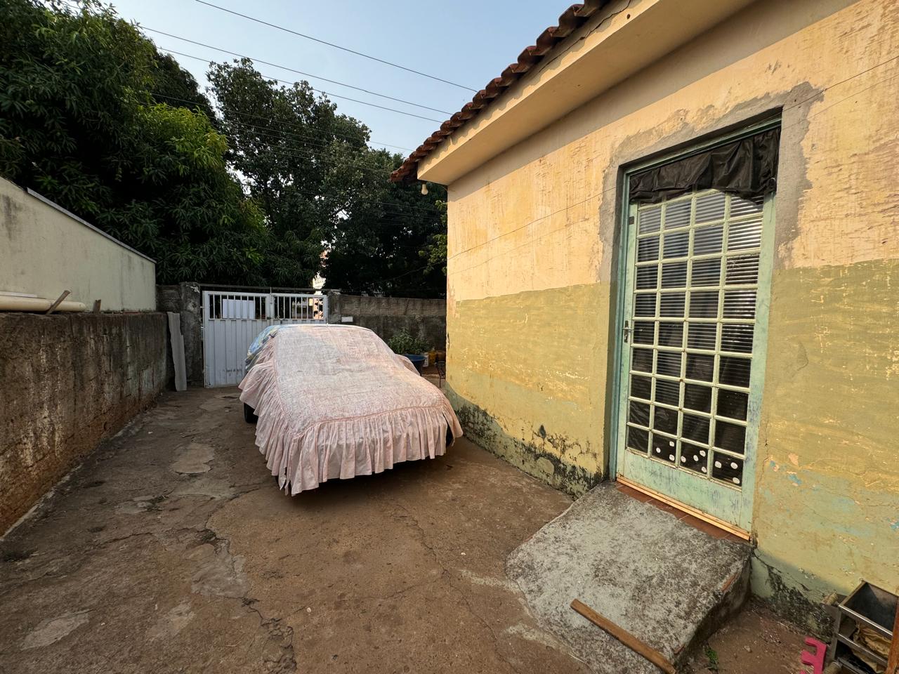 Terreno com casa antiga para reforma ou demolição em rua principal do Jd Novo II