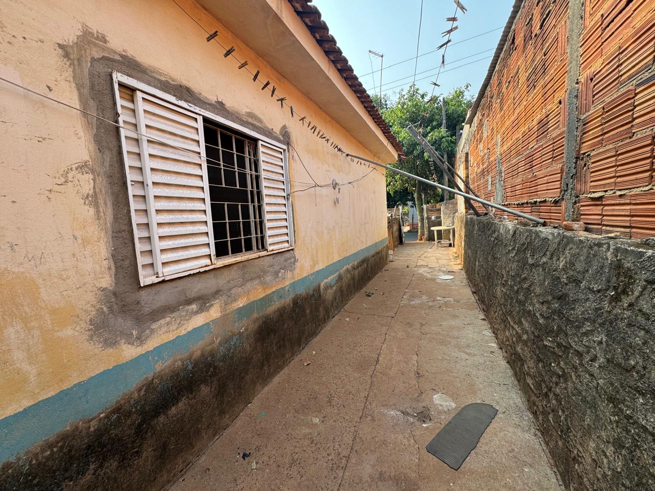 Terreno com casa antiga para reforma ou demolição em rua principal do Jd Novo II