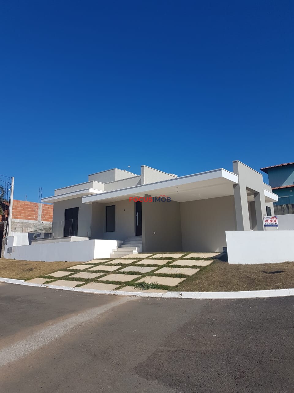 VENDO RESIDÊNCIA MODERNA E NOVA LOCALIZADA NUM LOTEAMENTO FECHADO