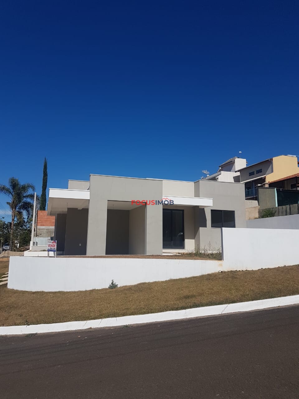 VENDO RESIDÊNCIA MODERNA E NOVA LOCALIZADA NUM LOTEAMENTO FECHADO