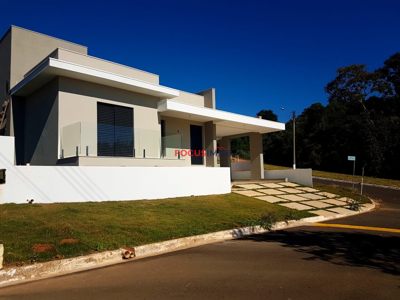 VENDO RESIDÊNCIA MODERNA E NOVA LOCALIZADA NUM LOTEAMENTO FECHADO