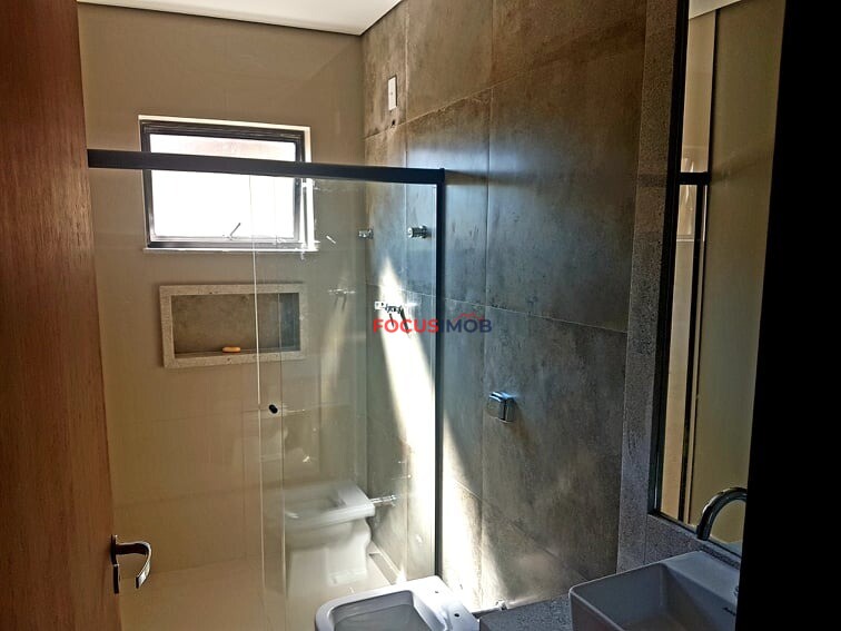 VENDO RESIDÊNCIA MODERNA E NOVA LOCALIZADA NUM LOTEAMENTO FECHADO