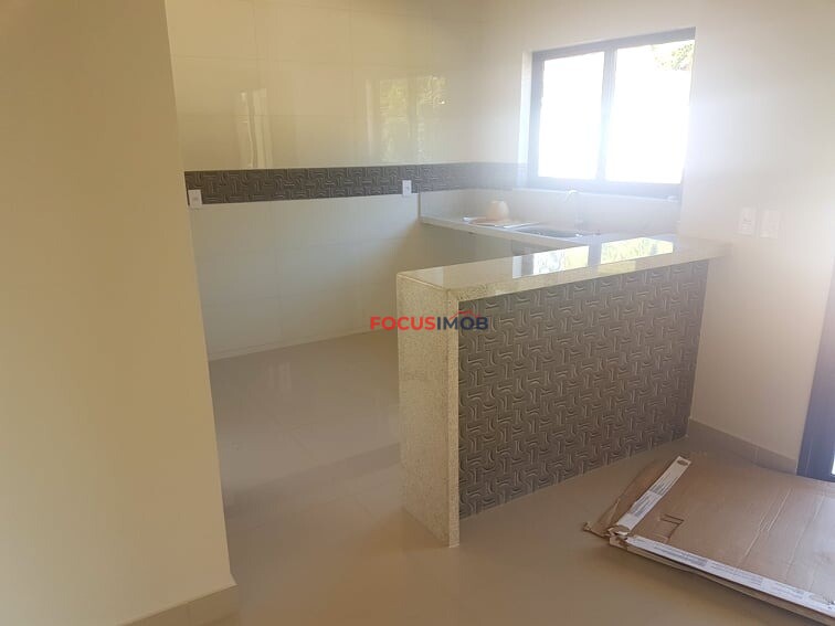 VENDO RESIDÊNCIA MODERNA E NOVA LOCALIZADA NUM LOTEAMENTO FECHADO