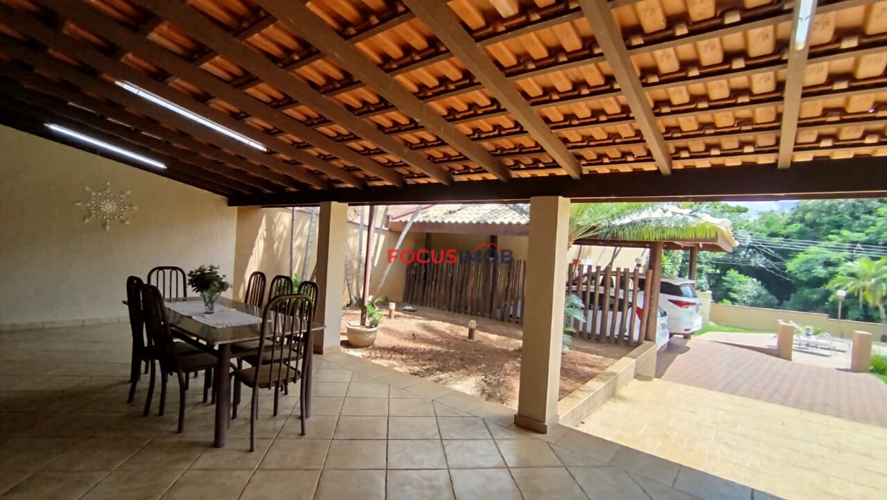 Chácara escriturada de 2.000m2 com casa ampla em condomínio fechado