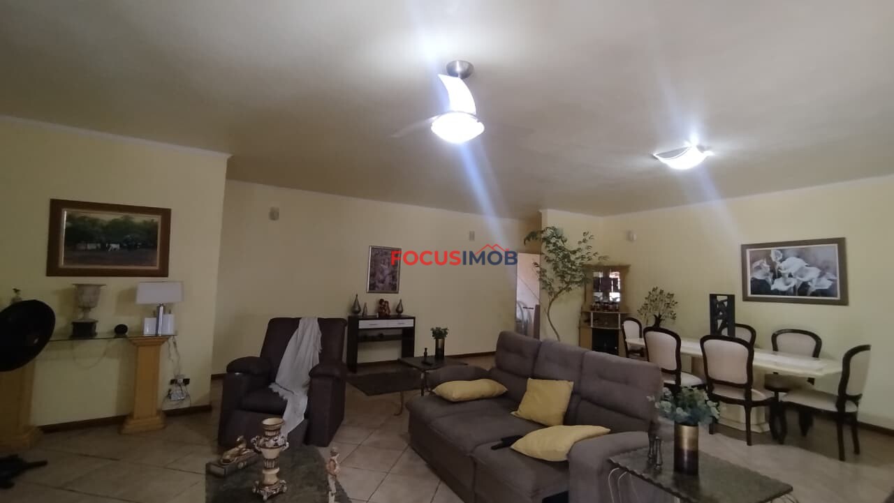 Chácara escriturada de 2.000m2 com casa ampla em condomínio fechado