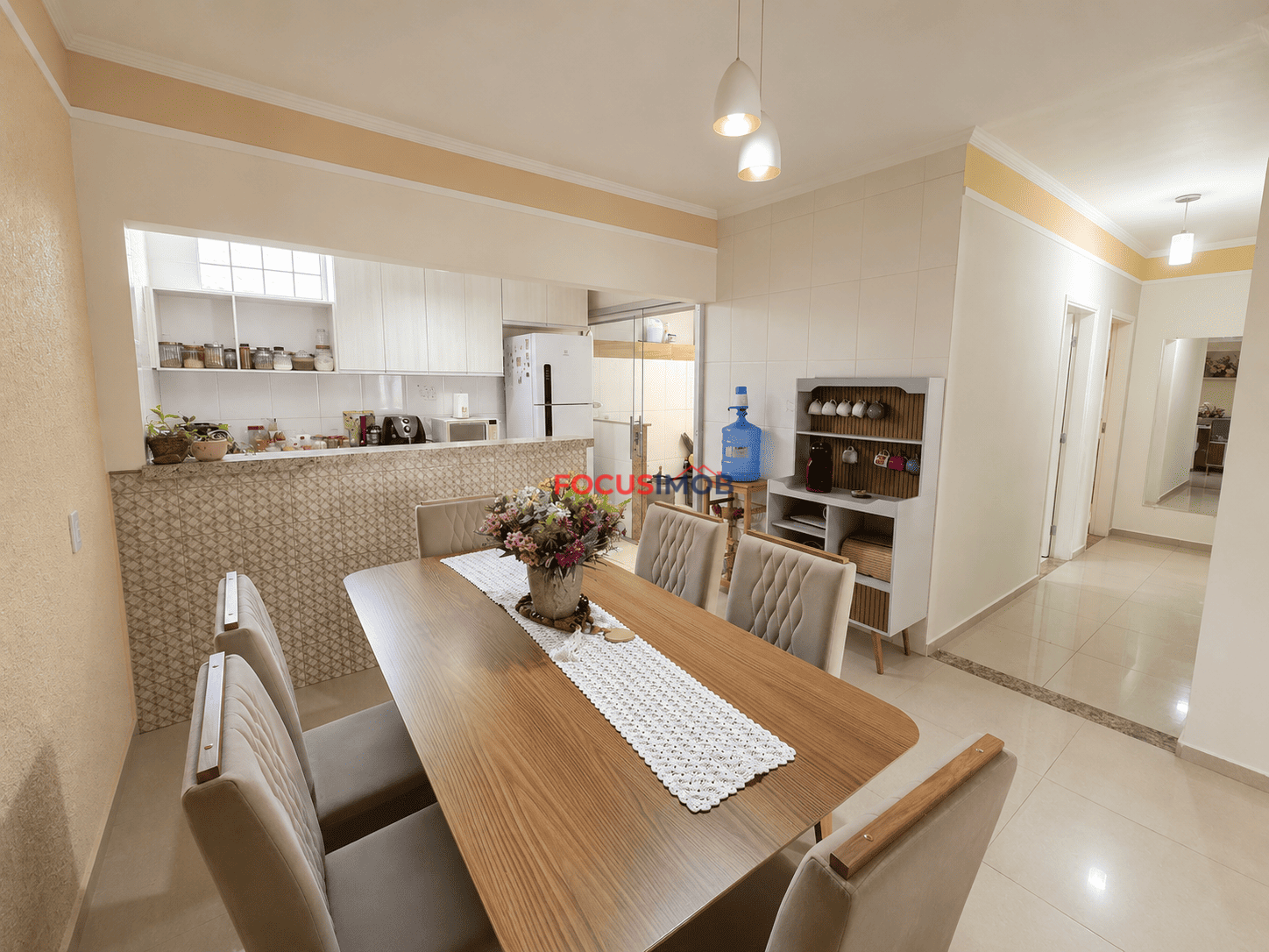 Casa à Venda com 3 Dormitórios, Suíte, Churrasqueira e Ponto Comercial