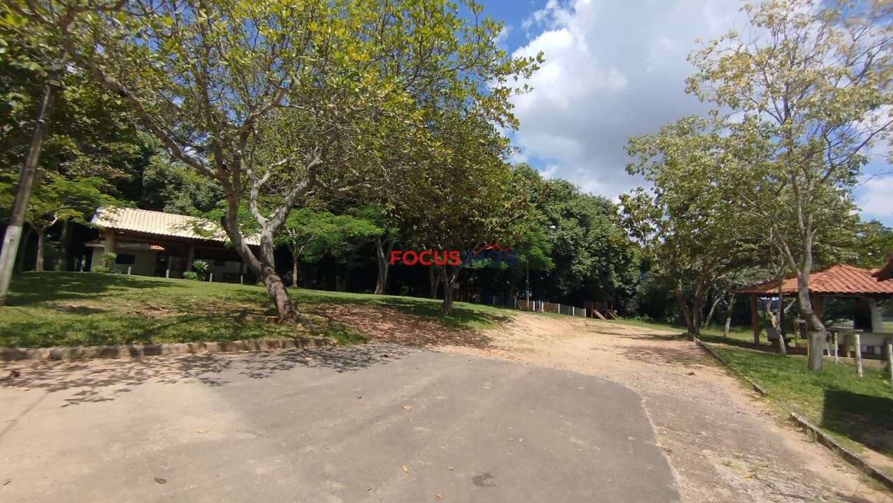 Chácara escriturada de 2.000m2 com casa ampla em condomínio fechado