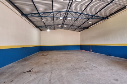 Barracão Comercial à Venda com 277 m² e Estacionamento Frontal