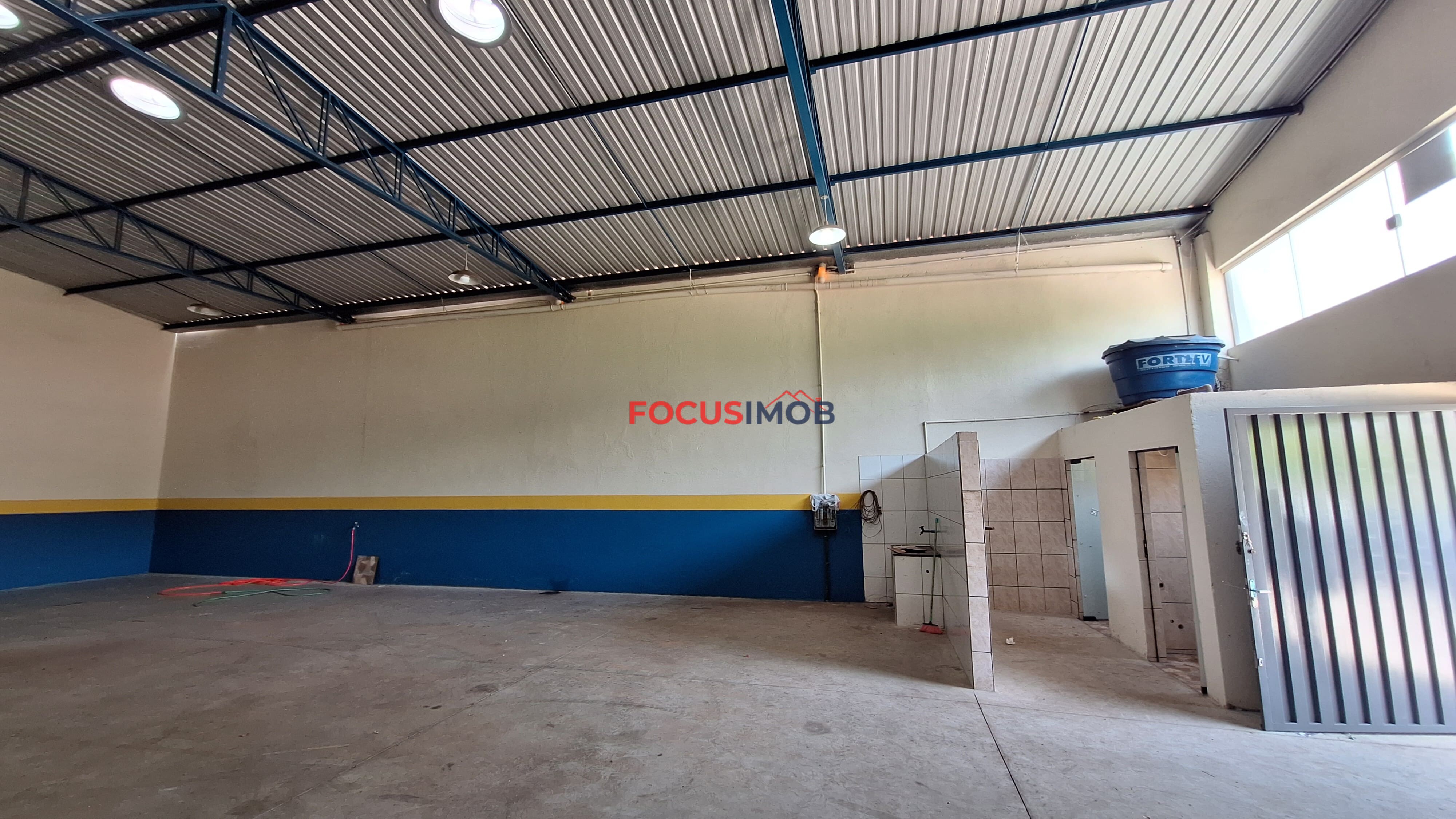 Barracão Comercial para Alugar com 277 m² e Estacionamento Frontal