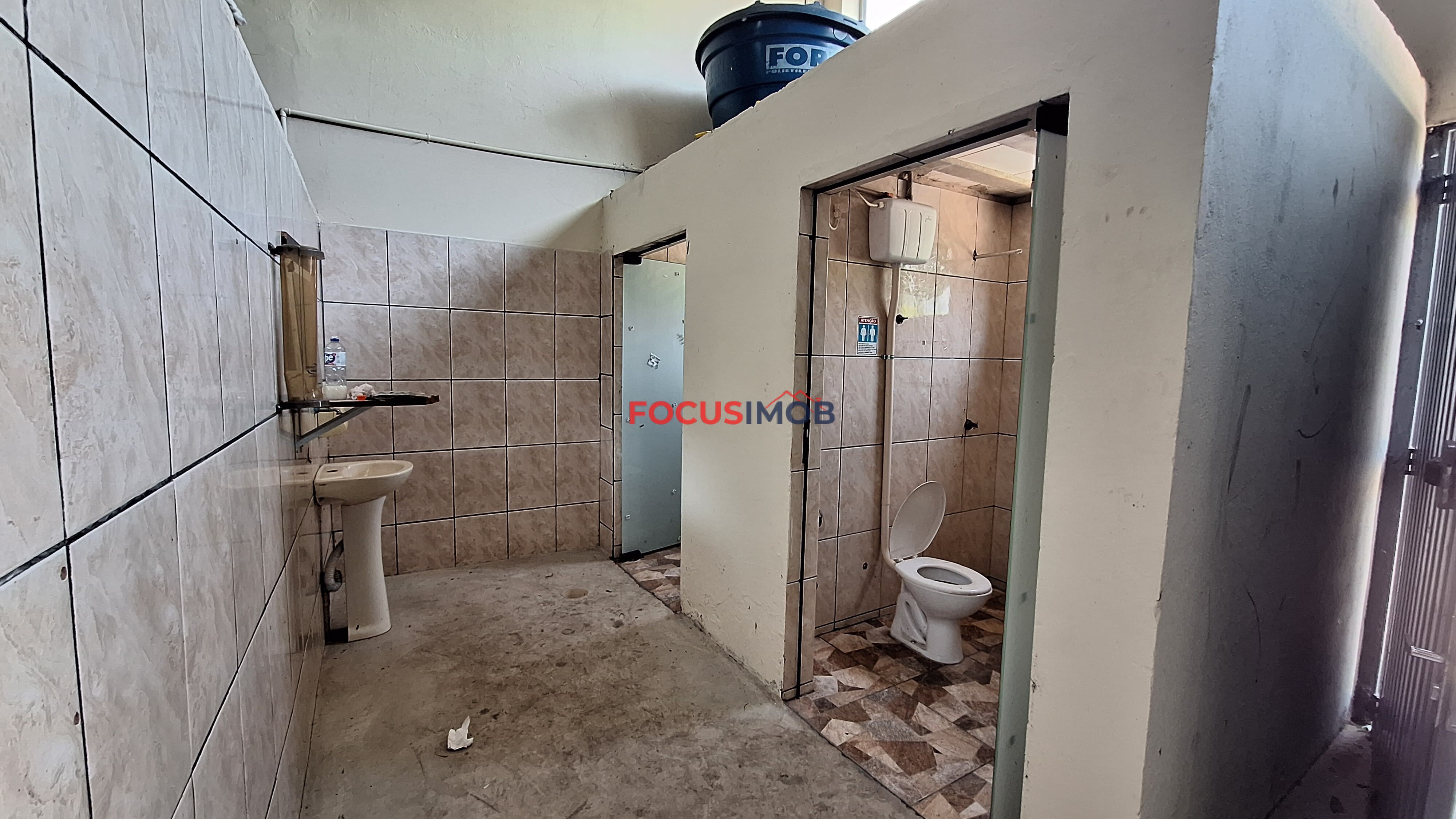 Barracão Comercial à Venda com 277 m² e Estacionamento Frontal