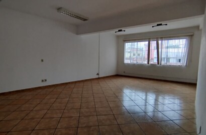 SALA COMERCIAL DISPONÍVEL PARA LOCAÇÃO – REGIÃO CENTRAL