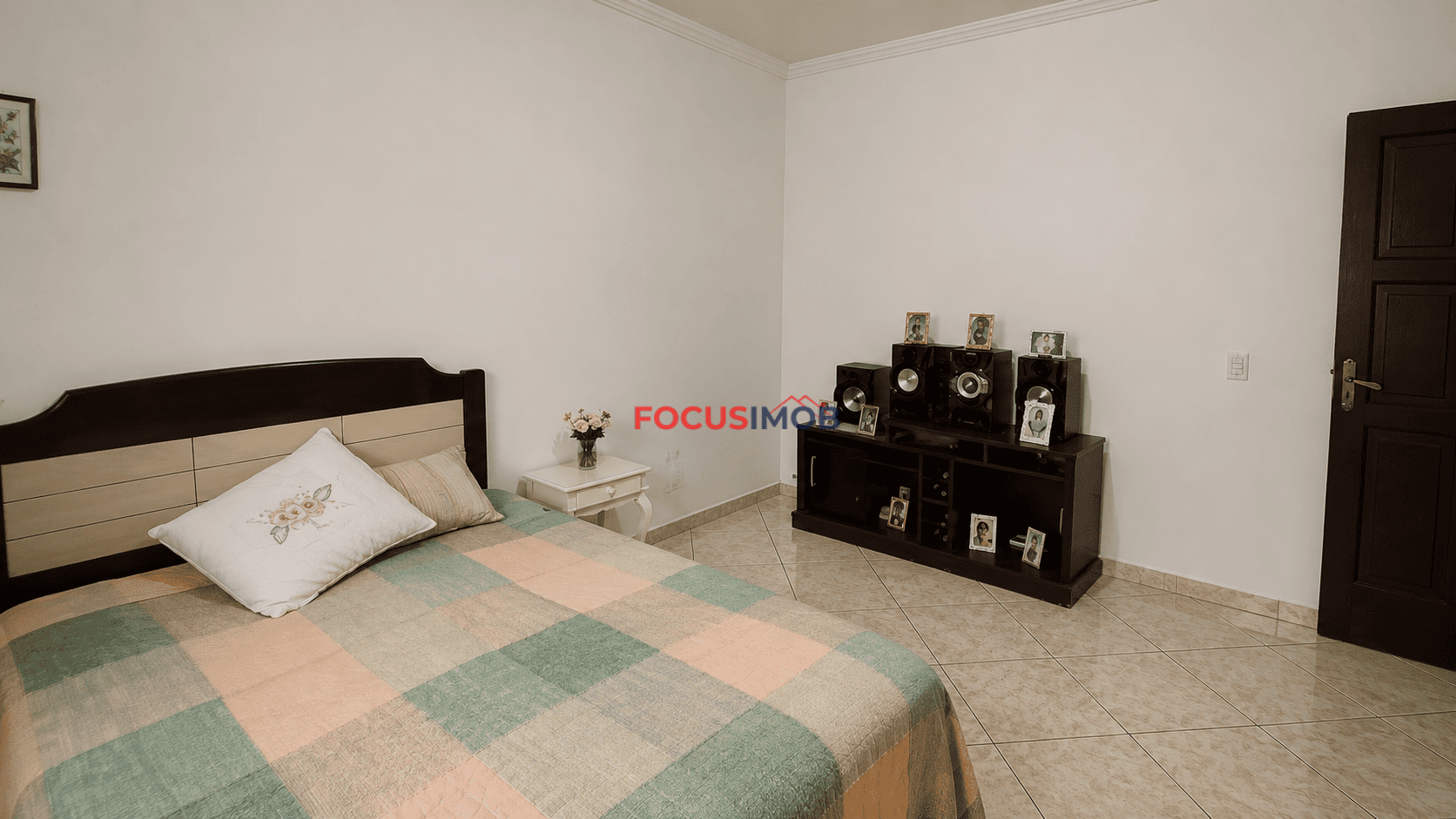 Casa à Venda com 4 Quartos sendo 2 Suítes e 190 m² de Área Construída