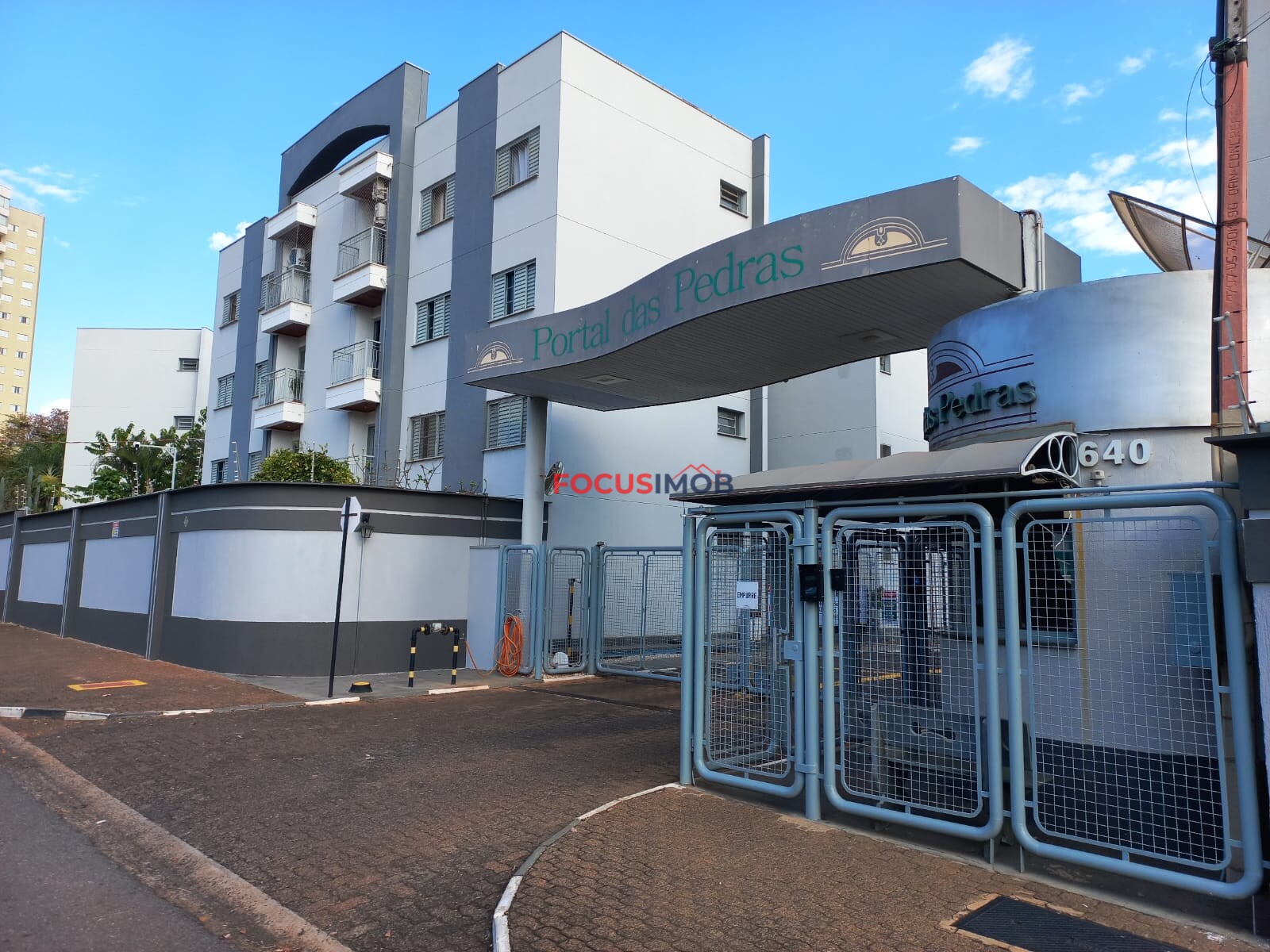APARTAMENTO À VENDA – CONDOMÍNIO PORTAL DAS PEDRAS | FRENTE PARA AVENIDA- MOGI GUAÇU