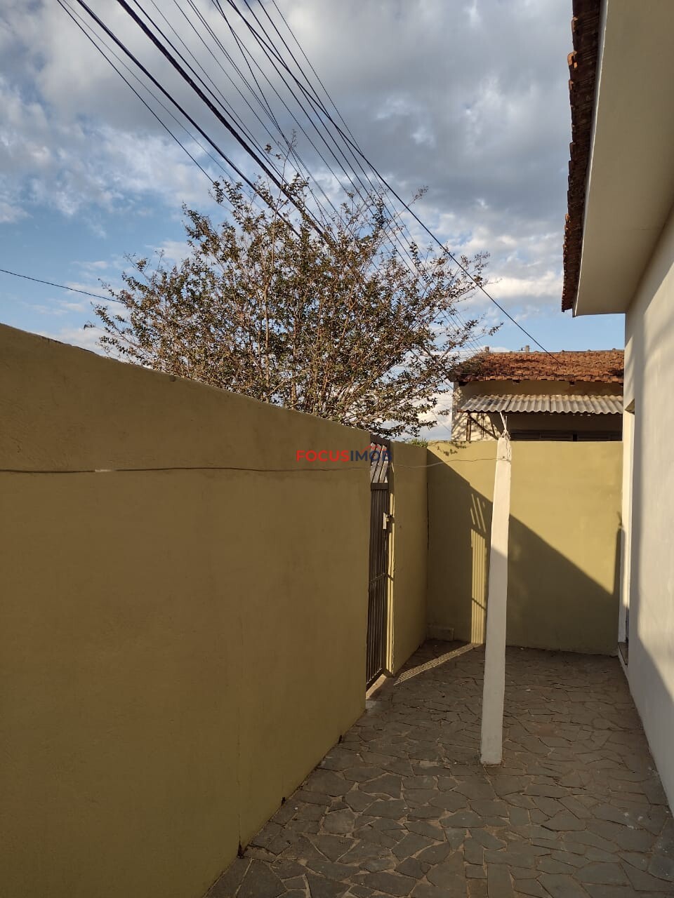 Casa na Vila São Carlos -Mogi Guaçu com edícula .