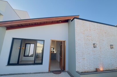 Foco em Conforto e Família: Seu Novo Lar no Parques dos Eucaliptos : Casa Nova com 3 Quartos, 2 Banheiros e Garagem