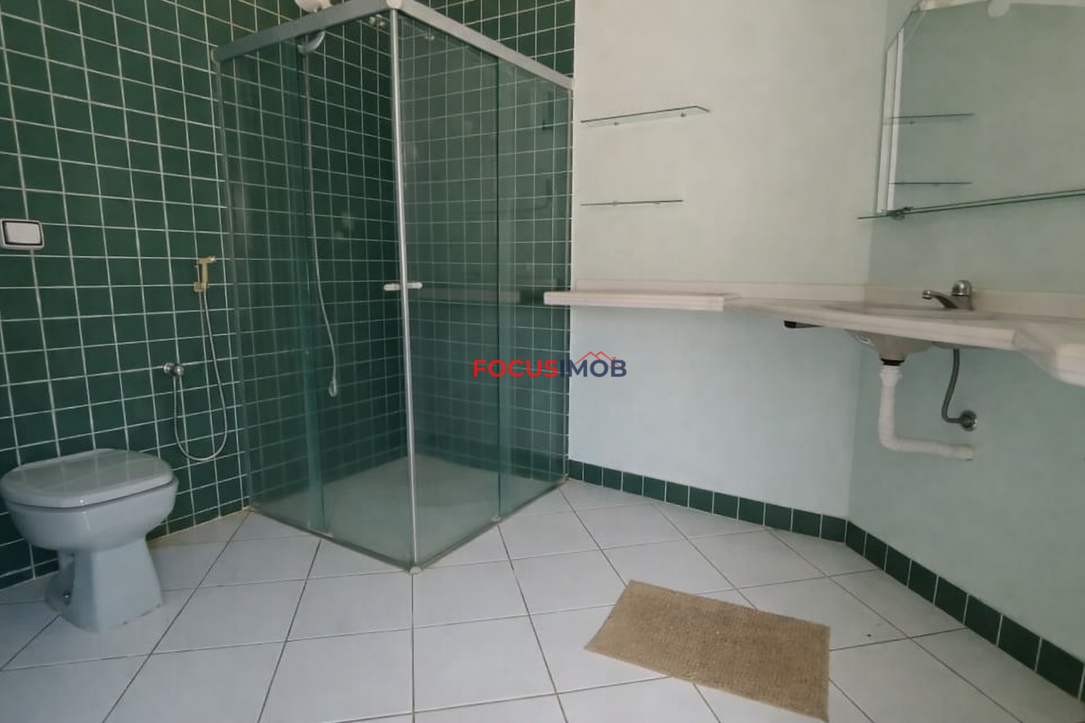 Chácara escriturada de 2.000m2 com casa ampla em condomínio fechado