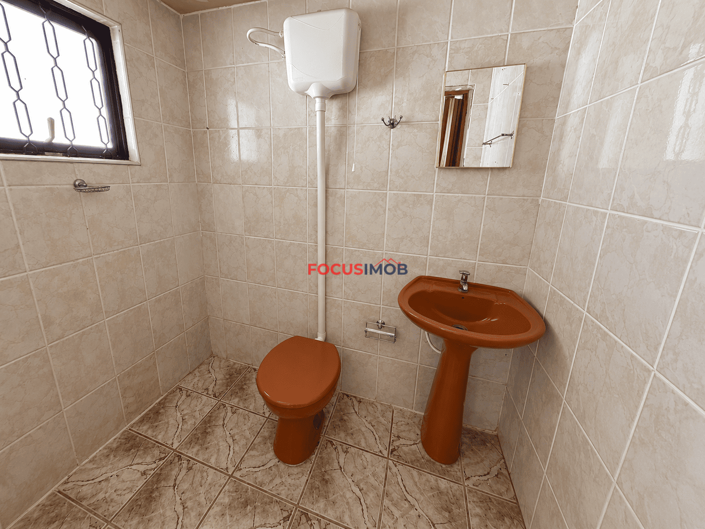 Casa com 3 Quartos, Closet e Garagem para 3 Carros – Jardim Itacolomy