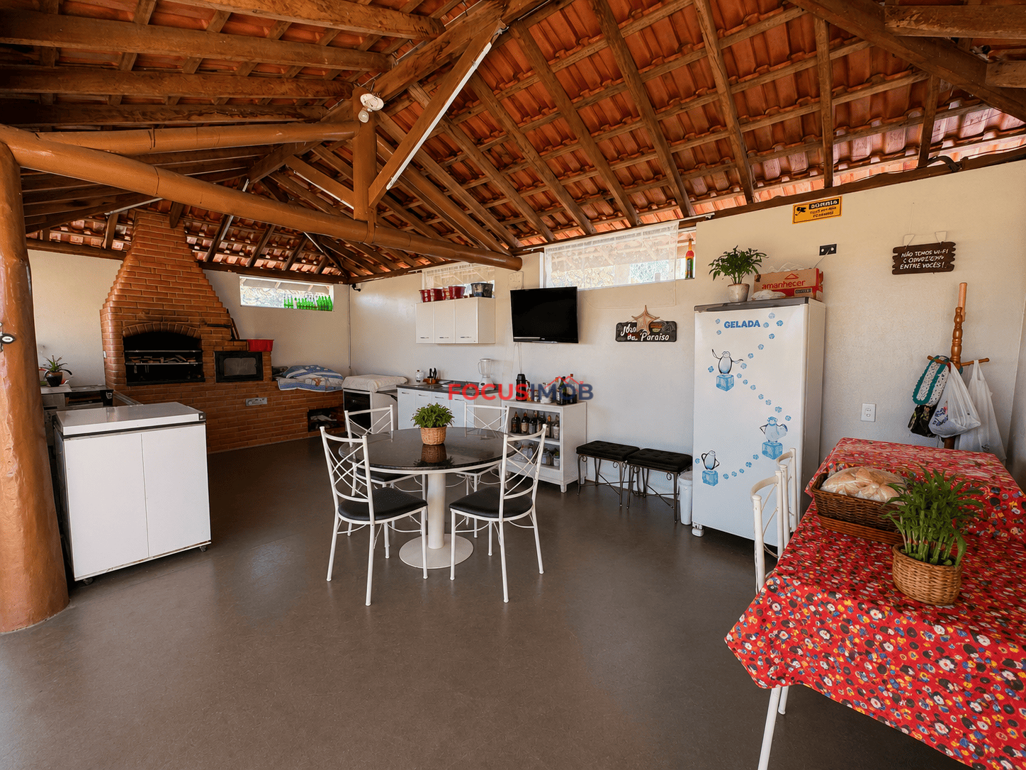 Chácara Completa com 2.000 m², Casas, Piscina e Energia Solar – Porteira Fechada