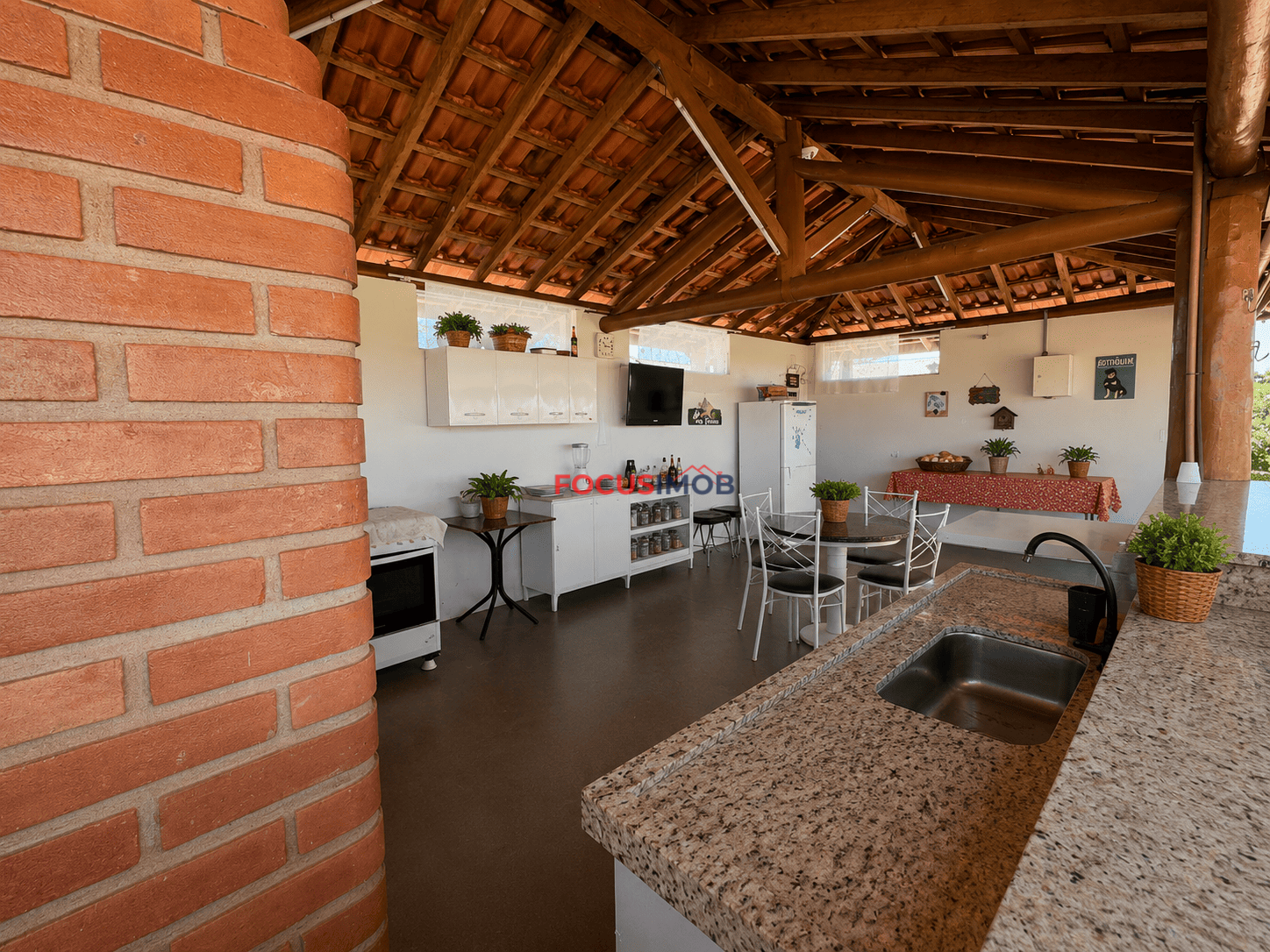 Chácara Completa com 2.000 m², Casas, Piscina e Energia Solar – Porteira Fechada
