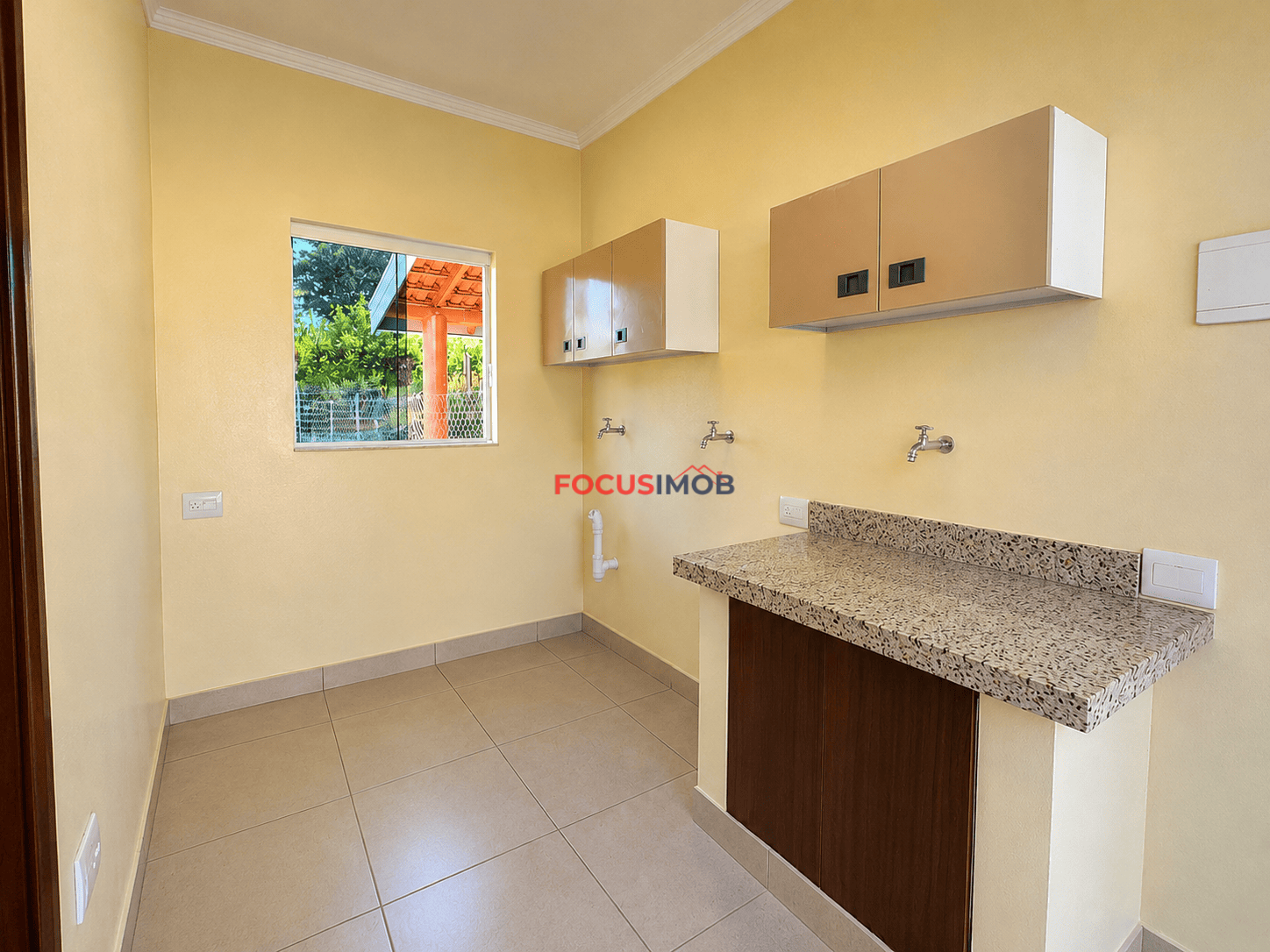 Chácara Completa com 2.000 m², Casas, Piscina e Energia Solar – Porteira Fechada