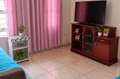 Casa com 2 Dormitórios, Churrasqueira e 2 Vagas de Garagem à Venda – 88 m²