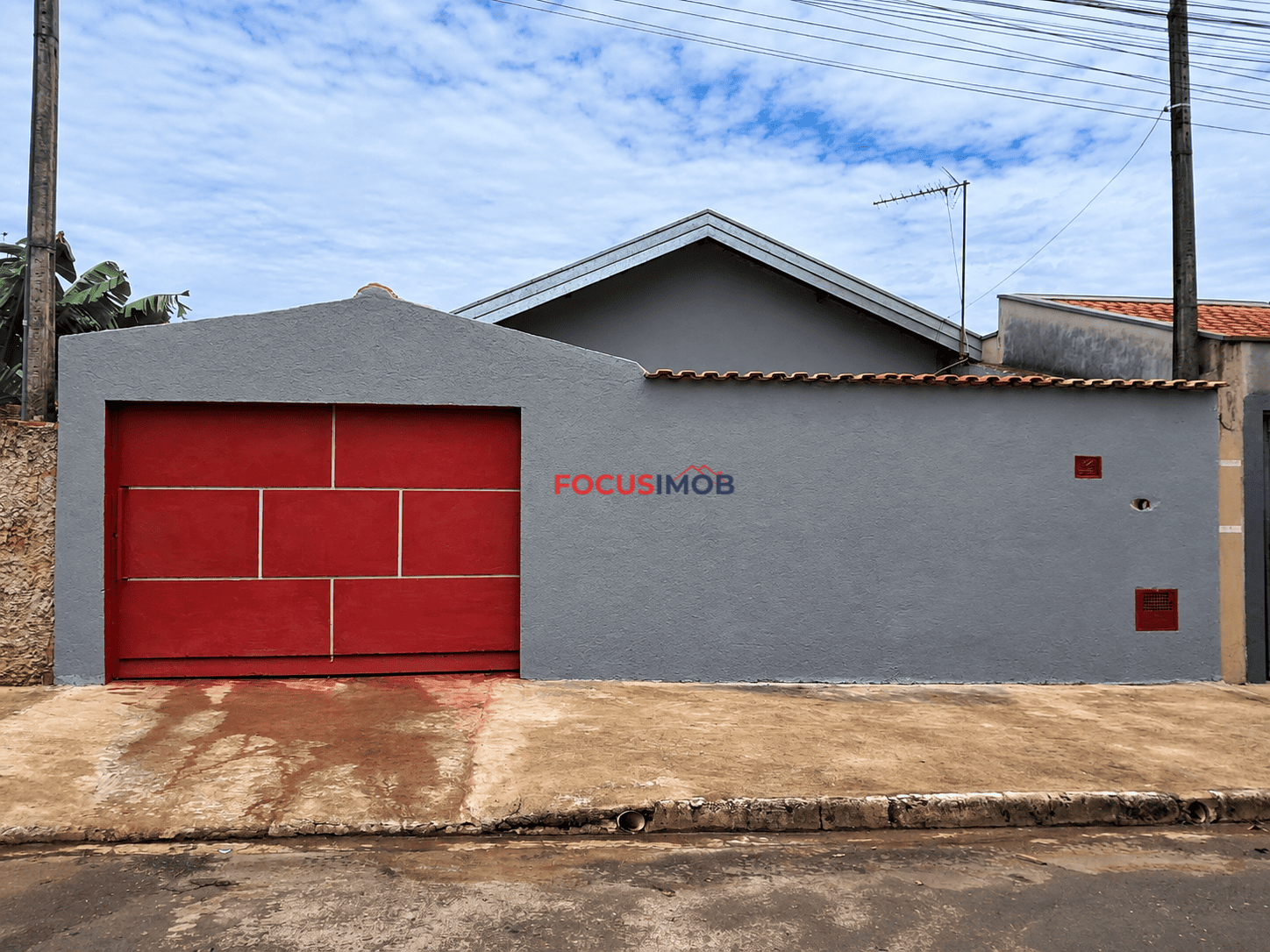 Casa com 2 Dormitórios, Churrasqueira e 2 Vagas de Garagem à Venda – 88 m²