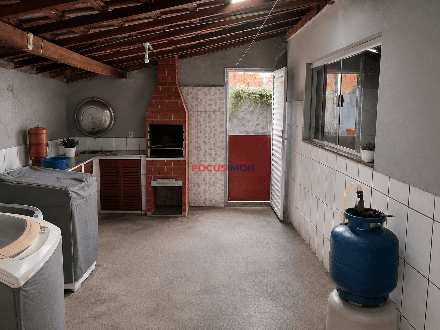 Casa com 2 Dormitórios, Churrasqueira e 2 Vagas de Garagem à Venda – 88 m²