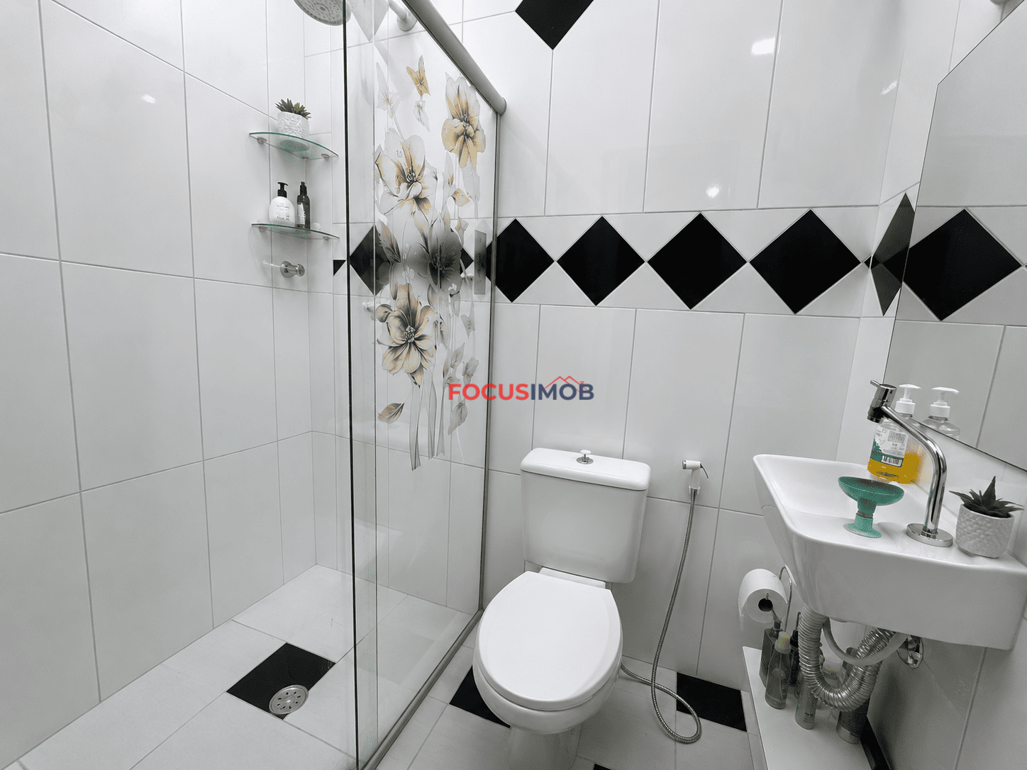 Casa à Venda com 3 Dormitórios, Suíte, Churrasqueira e Ponto Comercial