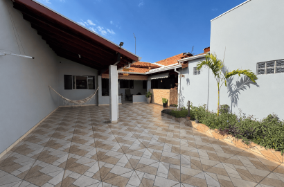 Casa à Venda com 3 Dormitórios, Suíte, Churrasqueira e Ponto Comercial