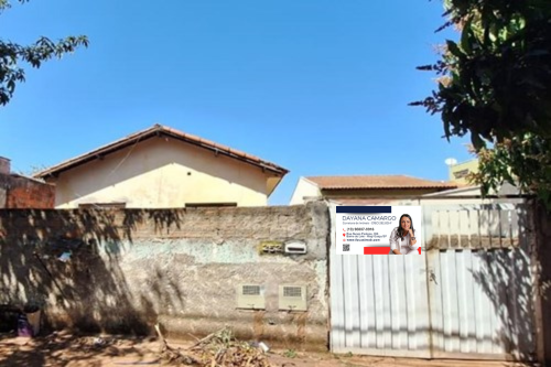 Casa com quadro dormitórios e ponto comercial