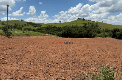 Terreno com casa antiga para reforma ou demolição em rua principal do Jd Novo II