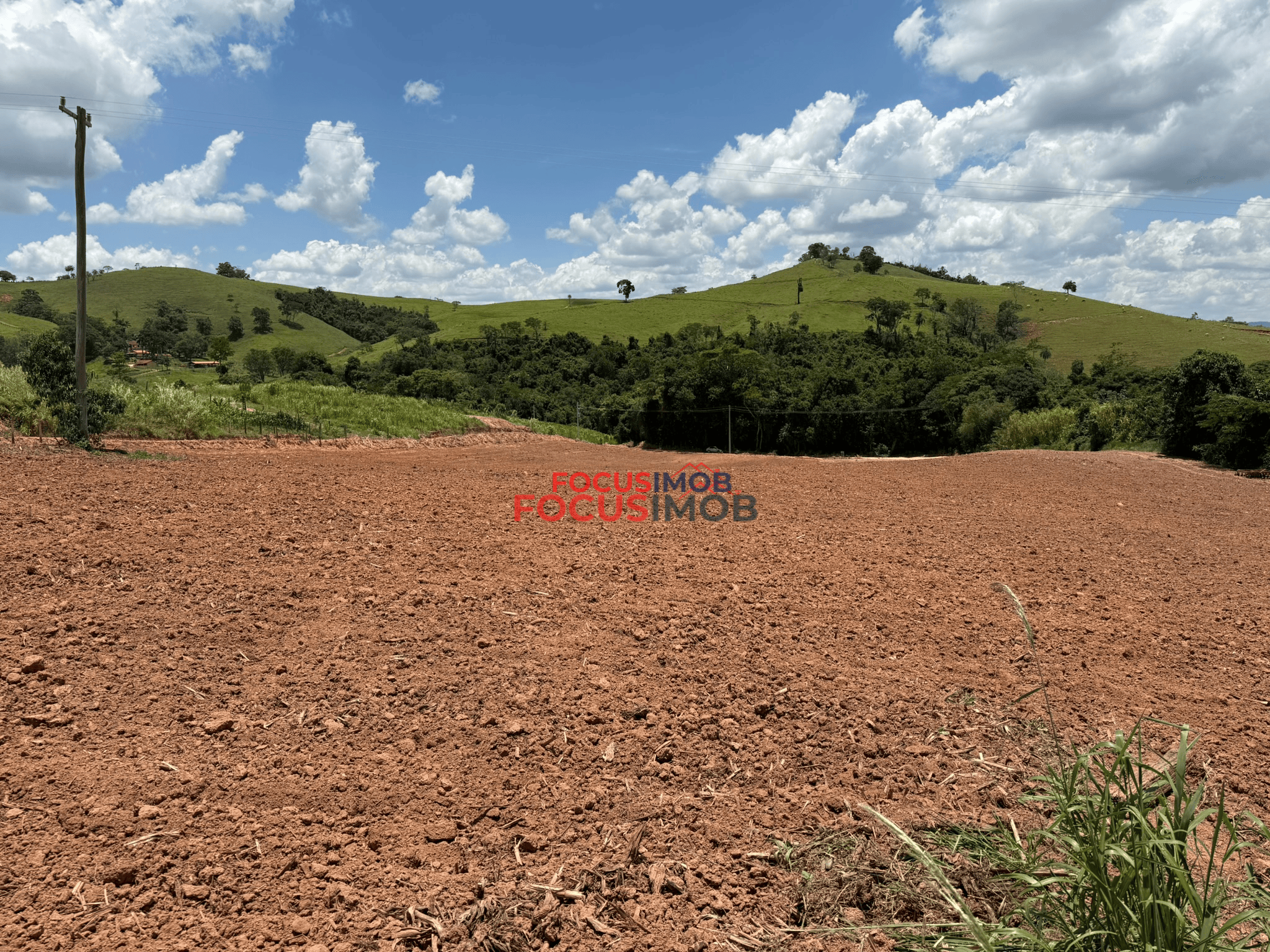 Terreno com casa antiga para reforma ou demolição em rua principal do Jd Novo II