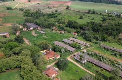 Sítio com casa colonial em excelente localização