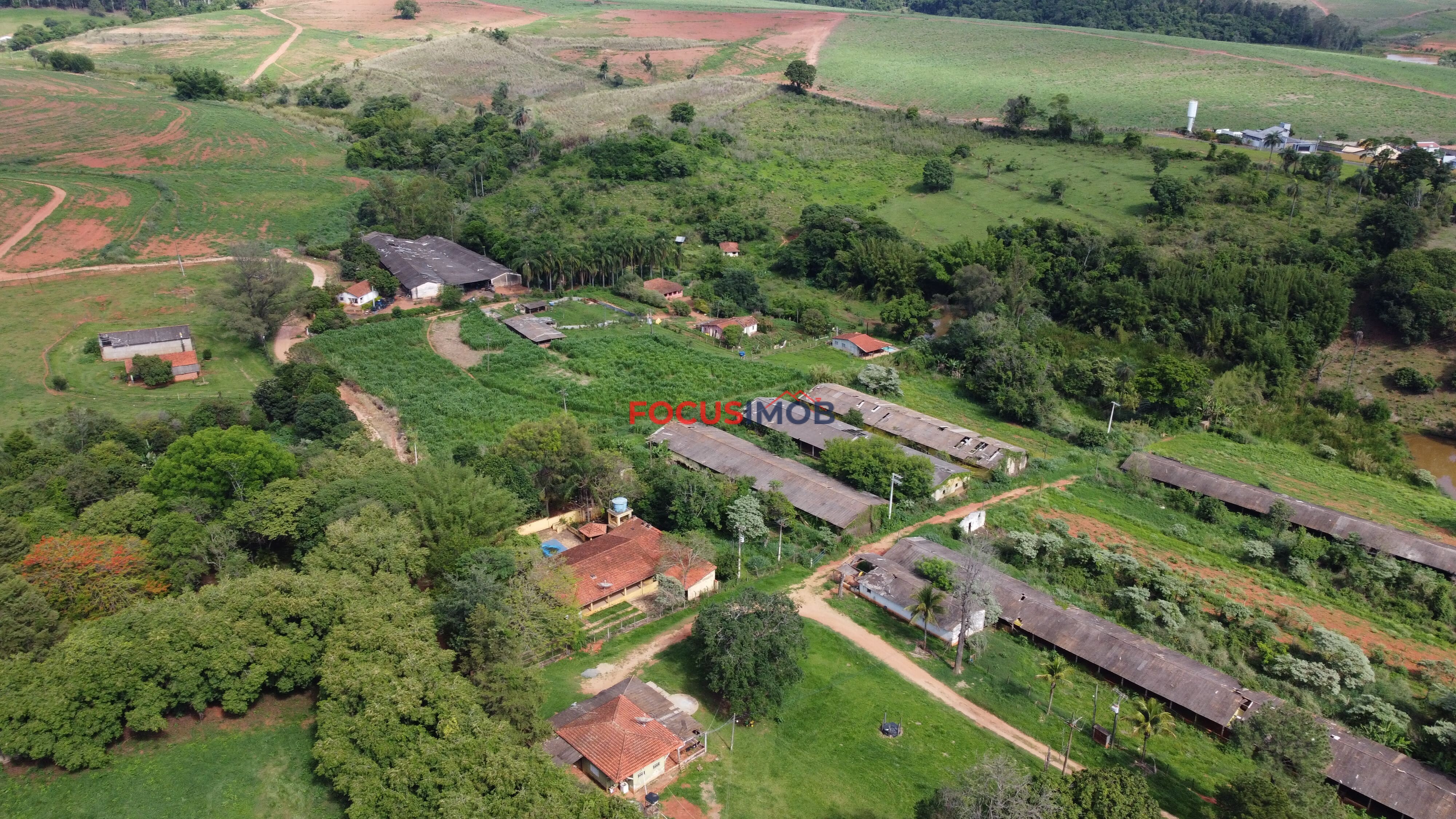 Sítio com casa colonial em excelente localização