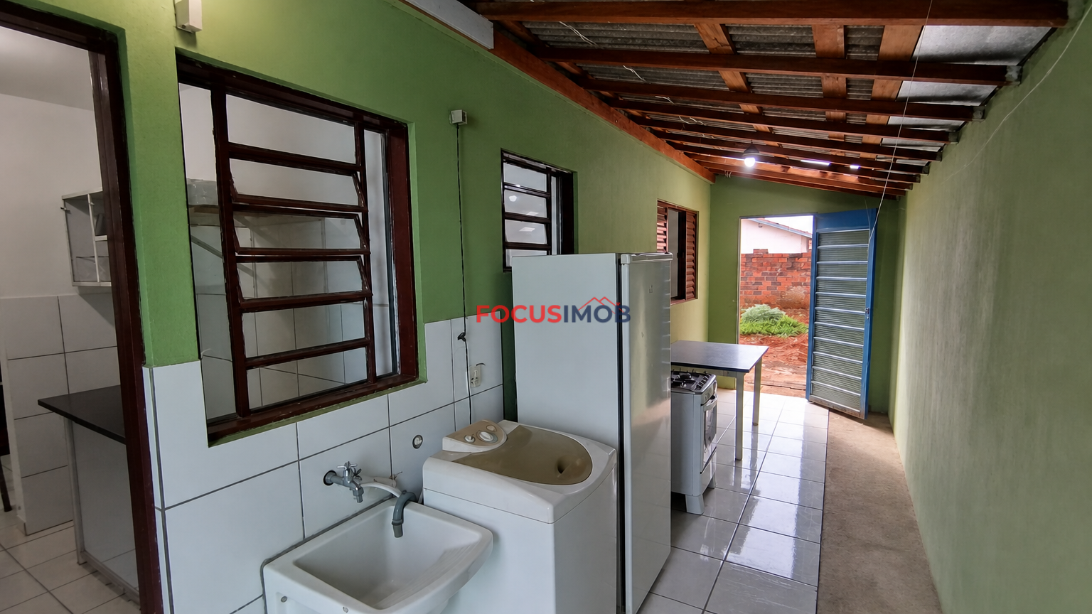 Casa de dois dormitórios à venda
