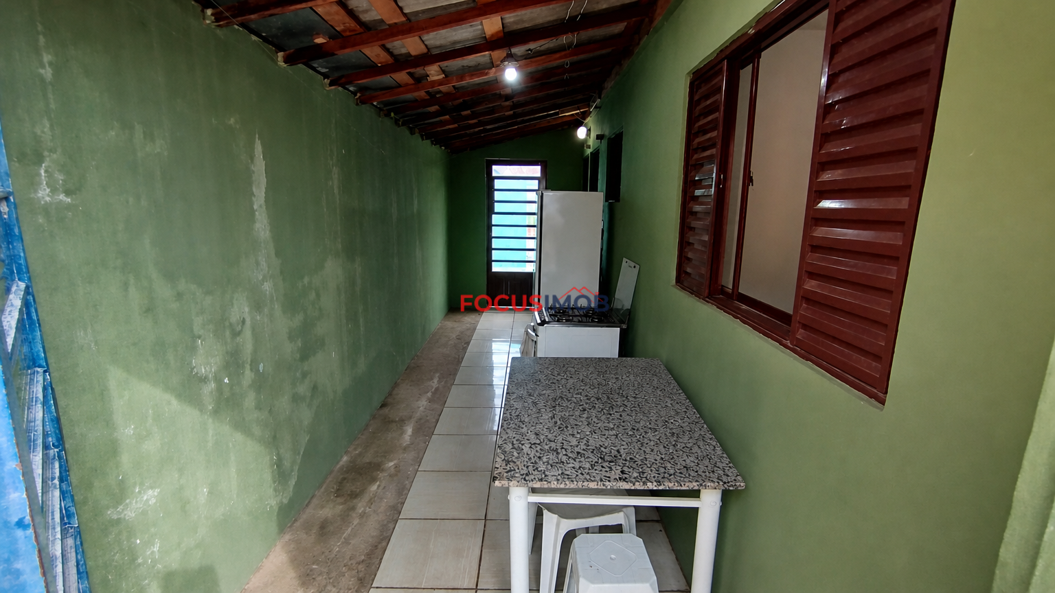 Casa de dois dormitórios à venda
