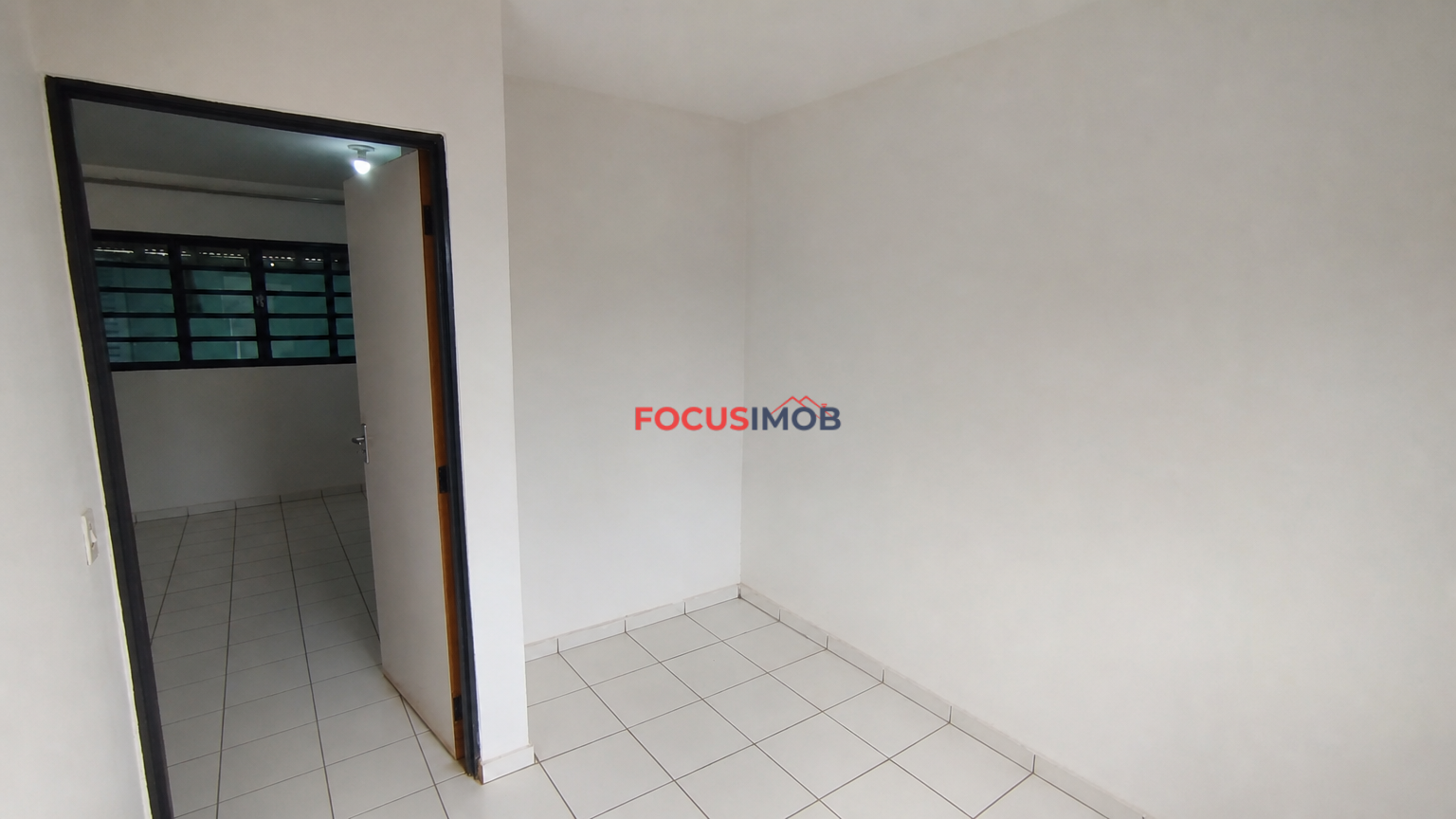 Casa de dois dormitórios à venda