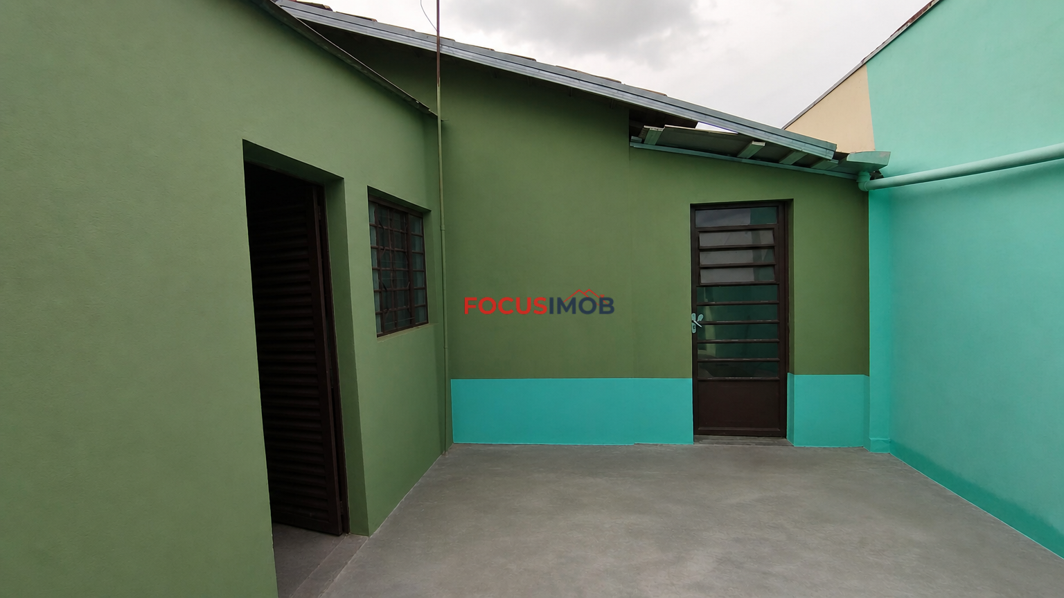 Casa de dois dormitórios à venda