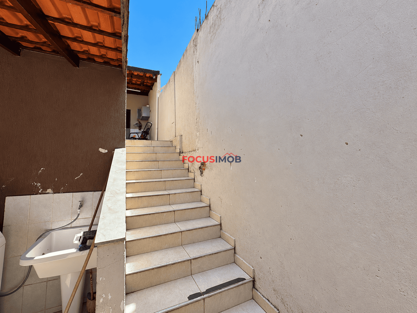 Casa com 3 Quartos, Closet e Garagem para 3 Carros – Jardim Itacolomy