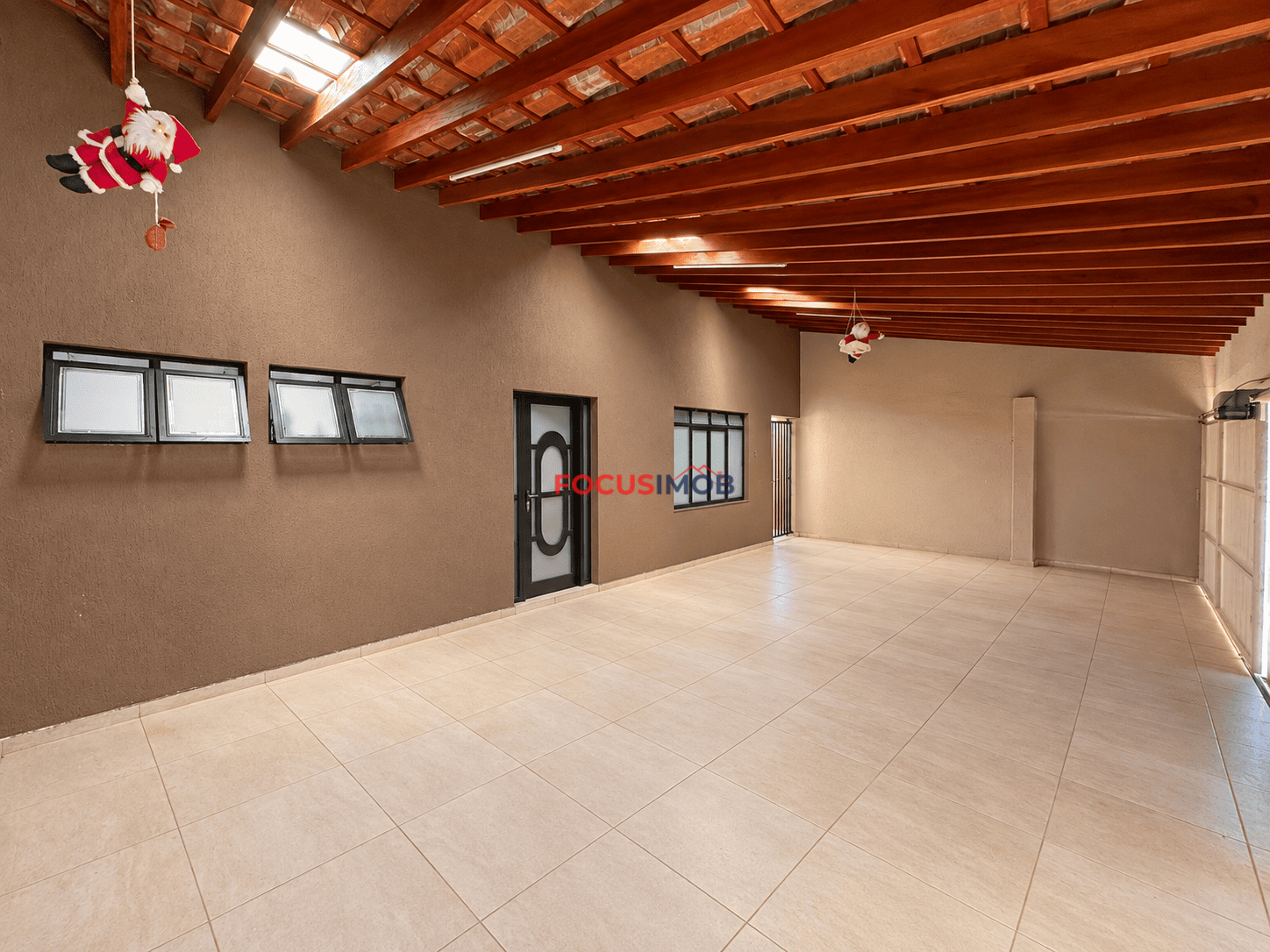 Casa com 3 Quartos, Closet e Garagem para 3 Carros – Jardim Itacolomy
